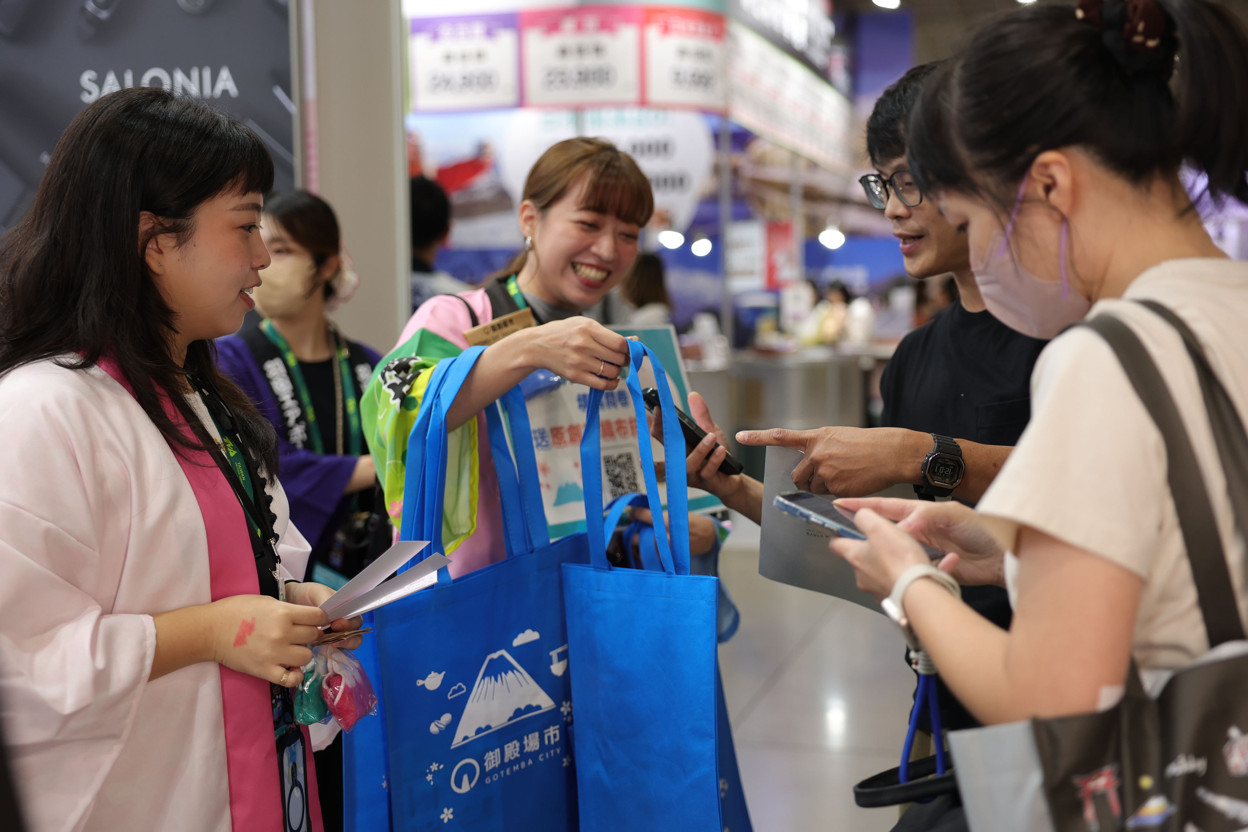 Japaholic團隊協助逛展民眾填寫問卷並發放品牌限量提袋。